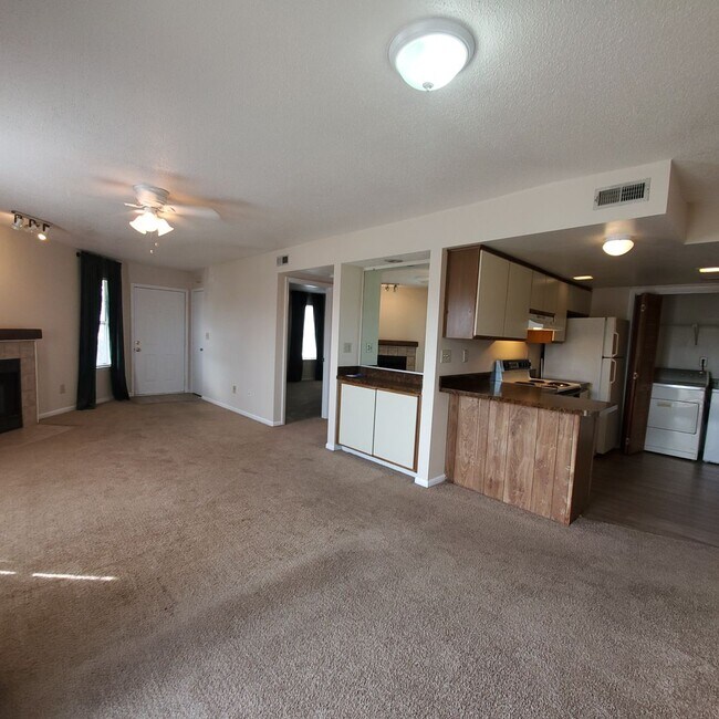 Building Photo - 2 Bedroom, 2 Bath Condo in Virginia Beach