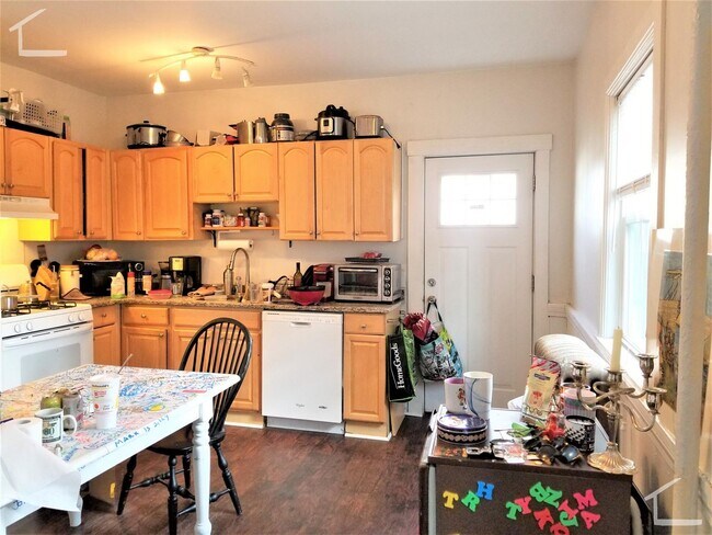 Building Photo - Great Deal! 5-bed, 3-bath Allston Apartment Near the B Line!