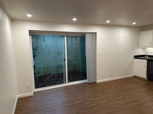 Building Photo - Beautifully updated studio apartment in a ...