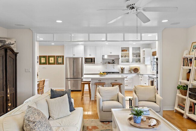 Building Photo - 806 S Ola Vista