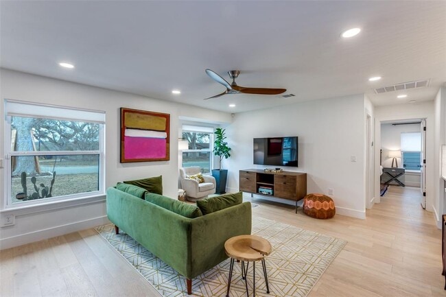 Building Photo - 2209 Fair Oaks Dr