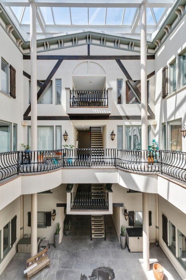 Building Photo - Beautiful Bi-level Condo For Rent In Fairmount With Parking!