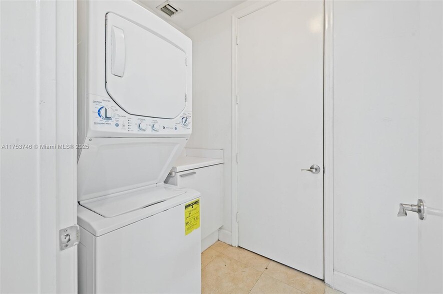 Building Photo - 15051 Royal Oaks Ln