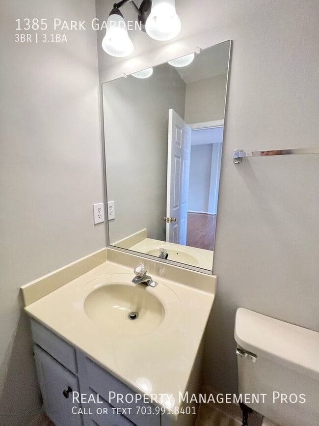 Building Photo - 1385 Park Garden Ln