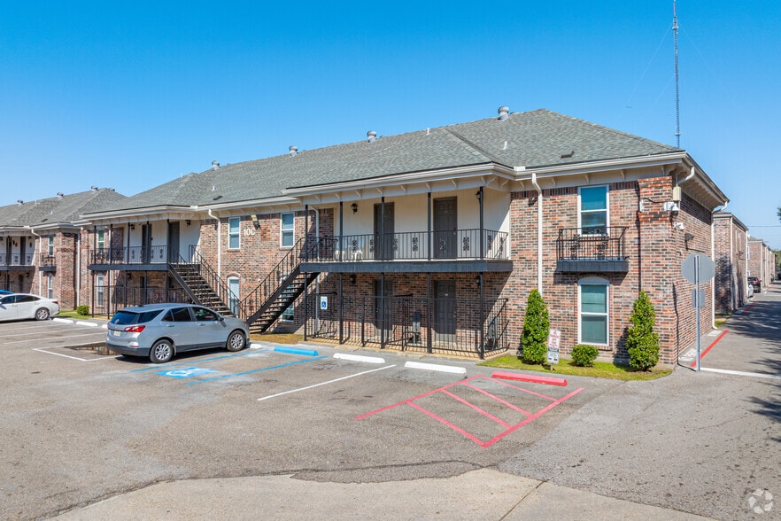 Primary Photo - Oak Alley Apartments