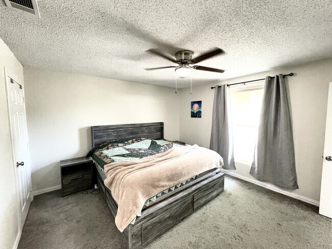 Building Photo - 22733 Creekwood Dr