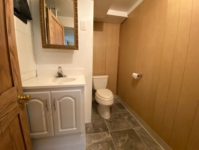 Building Photo - 2 Bed Duplex