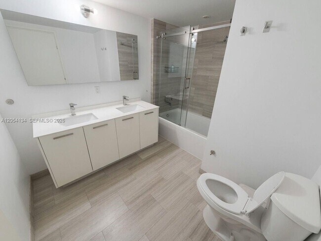 Building Photo - 1300 Brickell Bay Dr