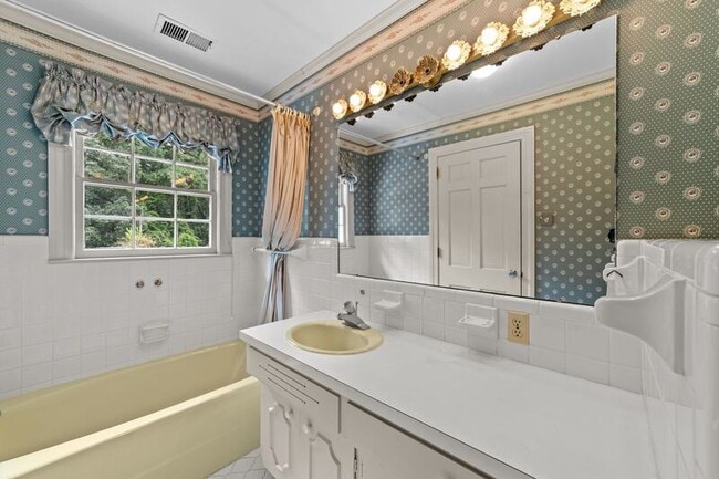 Building Photo - 221 Magnolia Ln