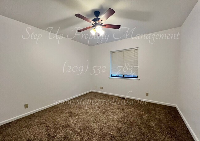 Building Photo - Cozy and Charming 3 Bedroom 2 Bathroom in ...