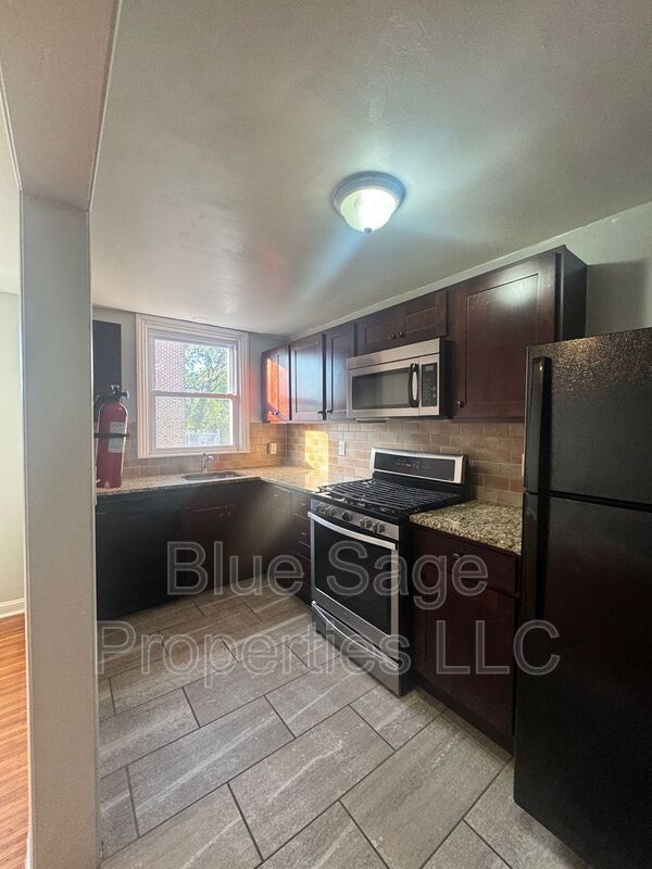 Building Photo - 2304 Bond Ave