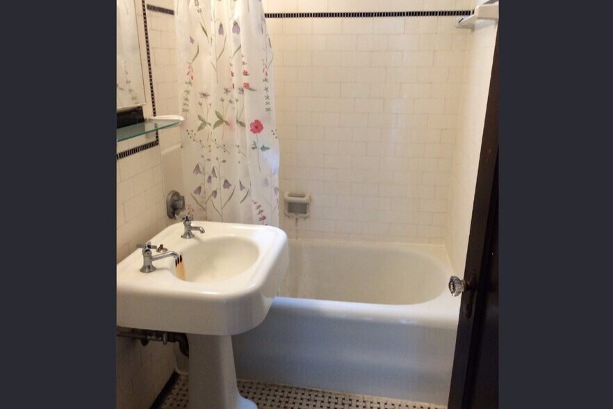 Building Photo - 347 Pleasant St