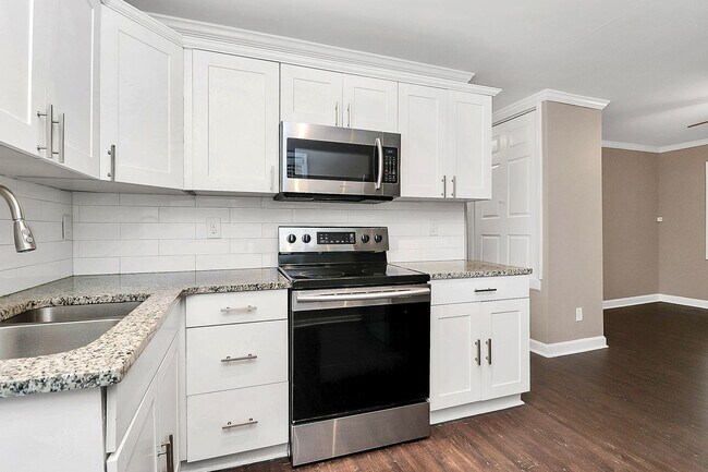 Building Photo - Adorable Modern 2 Bedroom Duplex!