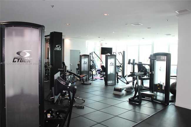 Building Photo - 1155 Brickell Bay Dr