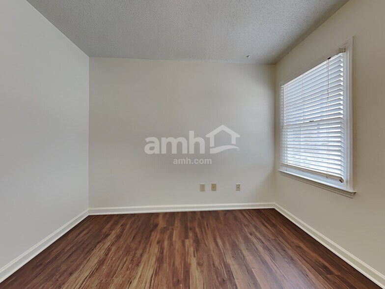 Building Photo - 3234 Sparrowhawk Dr