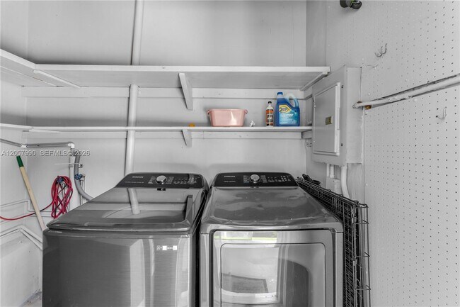 Building Photo - 2031 SW 66th Ave