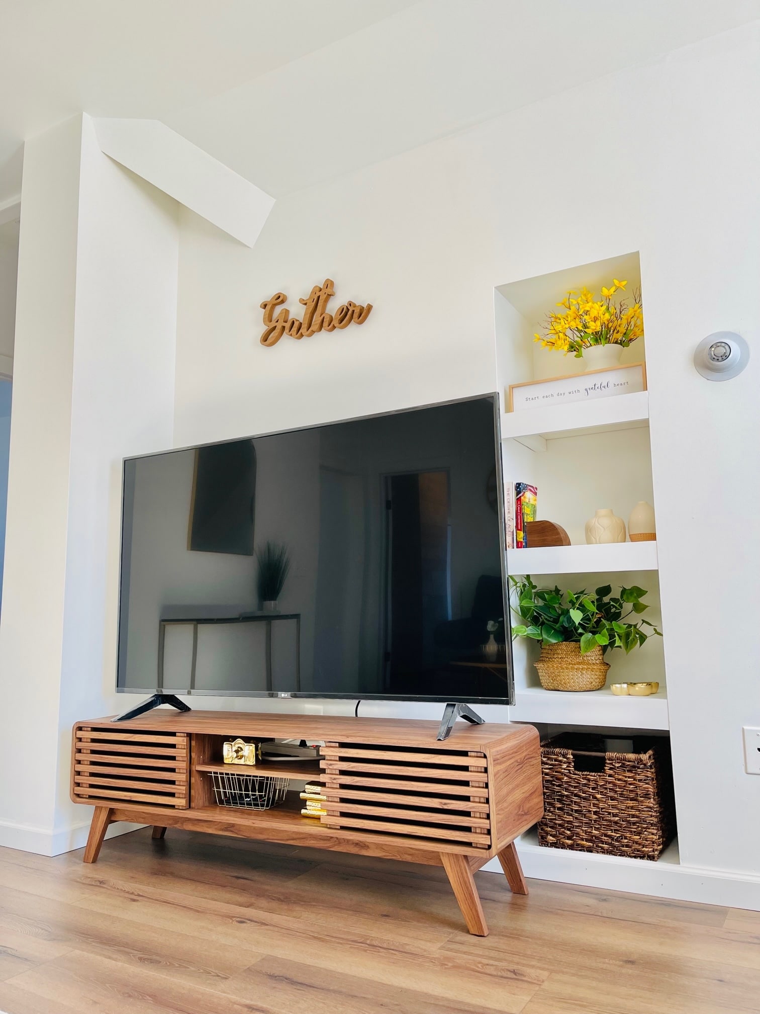 Living Room - 143 Oak St