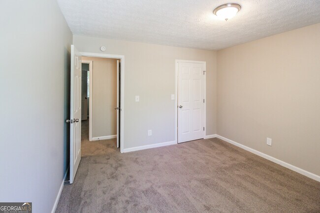 Building Photo - 6231 Willowbrook Dr