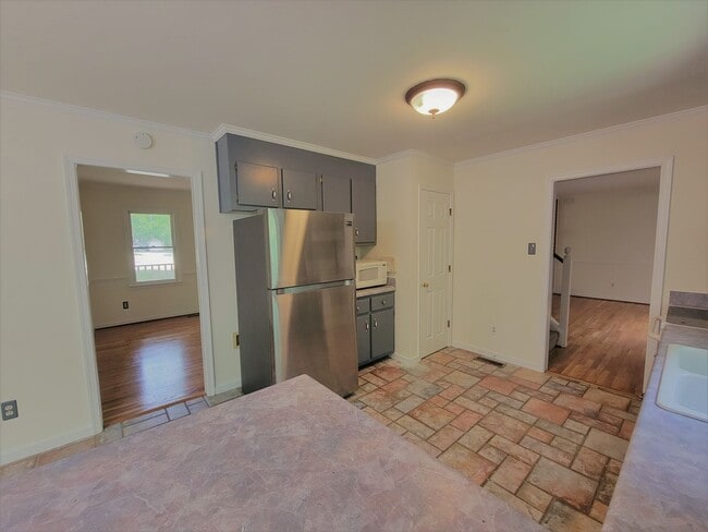 Building Photo - Spacious 3 bedroom 2.5 bath home in South ...