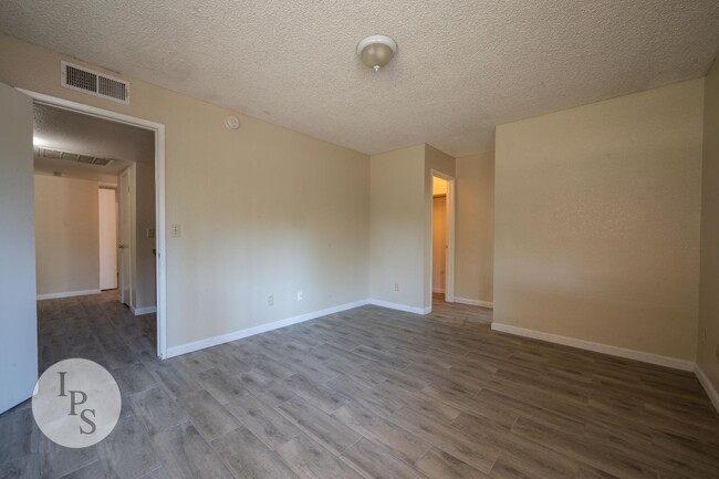 Building Photo - Fresno North West Fig Garden Loop Home, 3B...