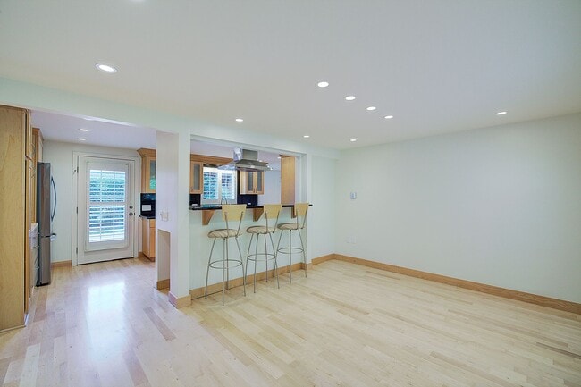 Building Photo - 3bd/2ba Mercer Island Home