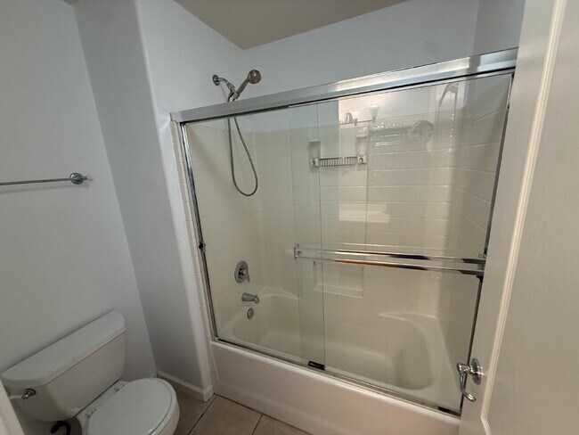 Building Photo - Gorgeous 5 Bedroom, 3 Bathroom Home With a Pool in perfect Tracy Location