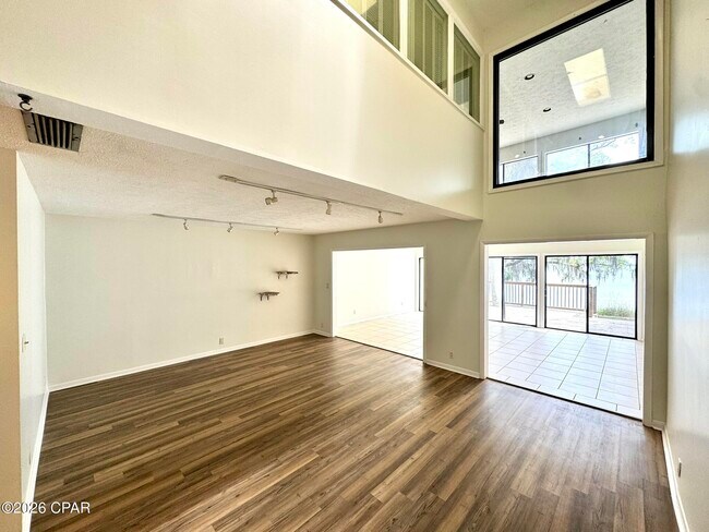 Building Photo - 300 Cherry St