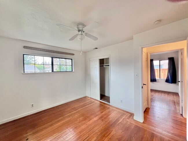 Building Photo - 3 Bed / 1.5 Bath | Thornwood Terrace Home ...