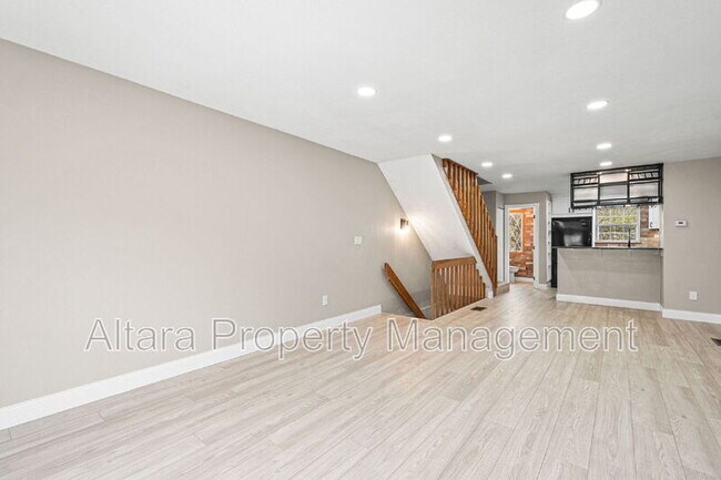 Building Photo - 2578 E Nichols Cir