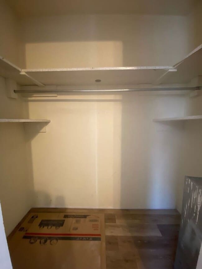 Building Photo - For Rent - Renovated One Bedroom Unit in G...