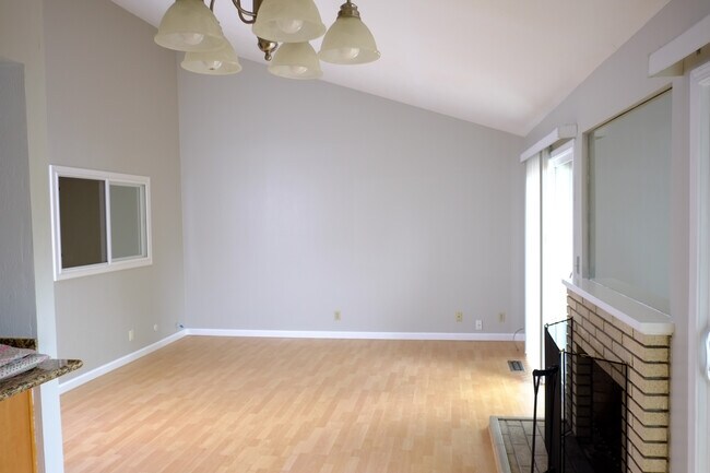 Family room - 20235 Northglen Sq