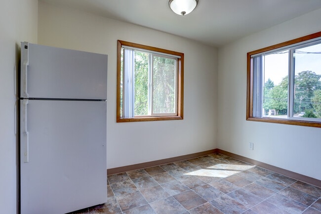 Building Photo - Silver Creek Apartments