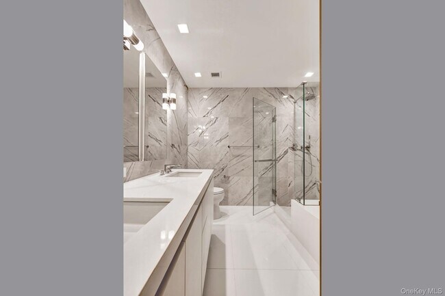 Building Photo - 200 E 21st St