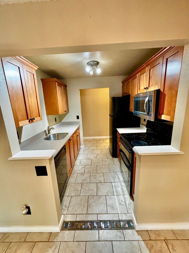 Building Photo - Beautifully Updated 2-Bed – Dual Masters w...