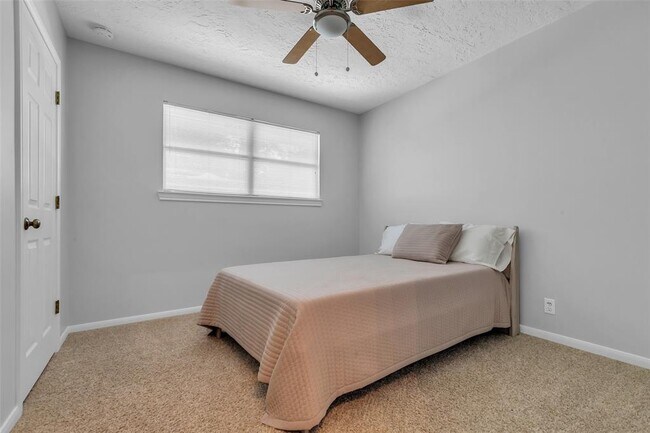 Building Photo - 923 Paradise Ln