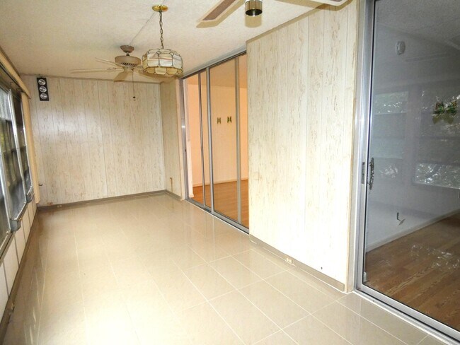 Building Photo - 357 N Rock Island Rd