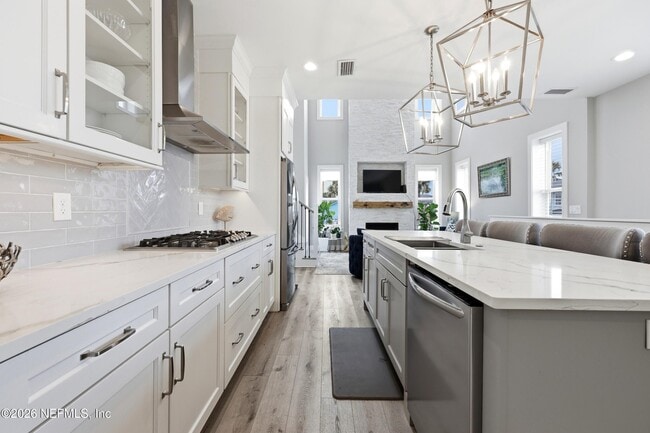 Building Photo - 115 1st St S