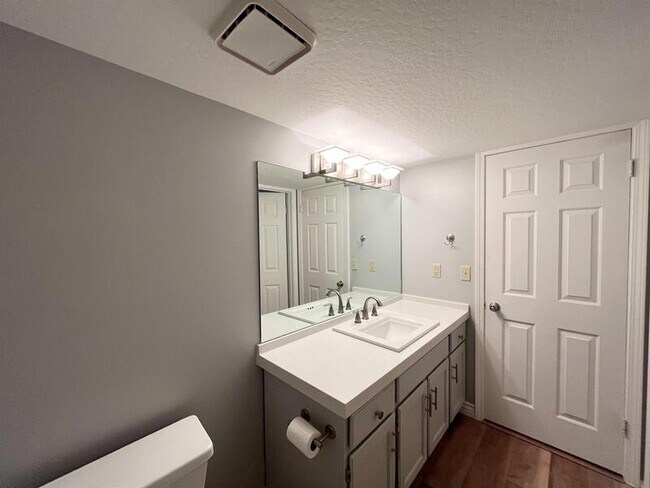 Building Photo - 11301 Sandy Ridge Dr