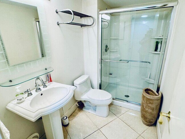 Building Photo - 5420 N Ocean Dr