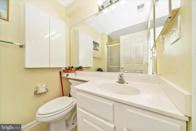 Building Photo - 6520 Lake Park Dr