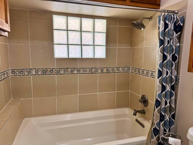 Building Photo - Adorable 3 Bed, 1 Bath Craftsman Home