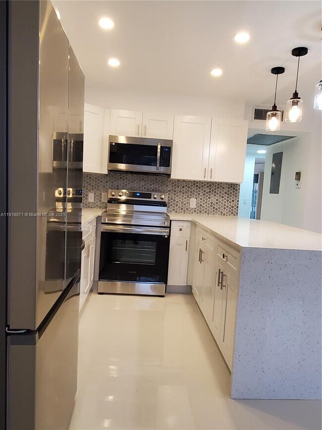 Building Photo - 1076 Cornwall D