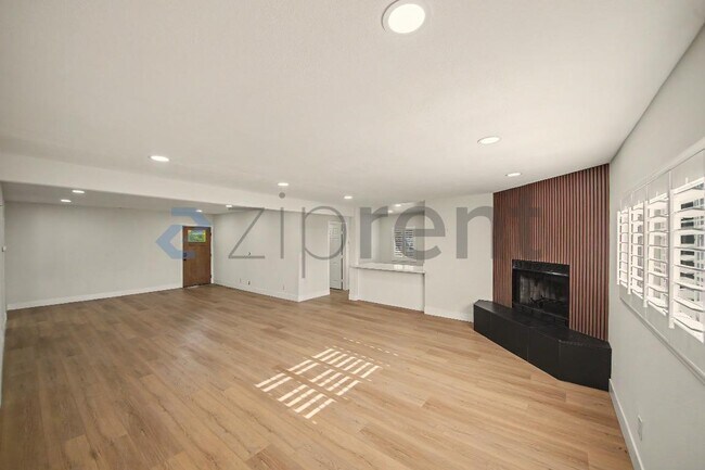 Building Photo - Unit