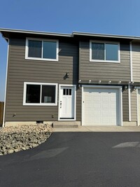 Building Photo - New 3 bedroom 2 1/2 bath home townhome on ...