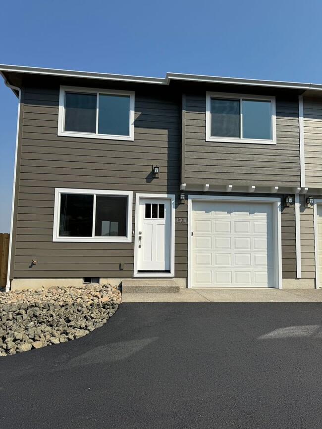 Primary Photo - New 3 bedroom 2 1/2 bath home townhome on ...