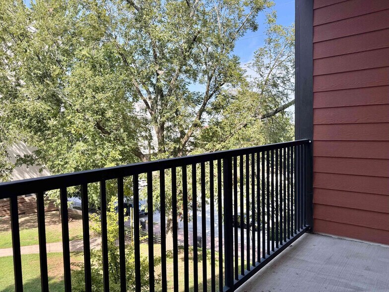 Building Photo - 525 Parkway Dr NE