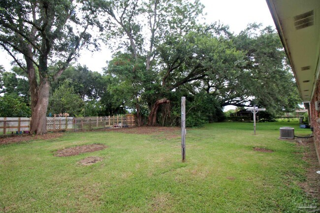 Building Photo - 404 Ladybird Ln