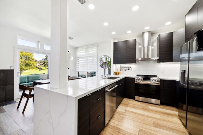 Building Photo - Beautifully renovated end-unit townhome