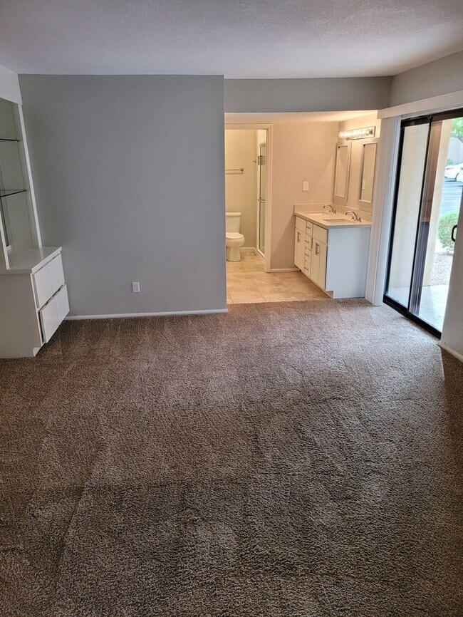 Building Photo - Updated 2/2 condo with 2 master bedrooms!