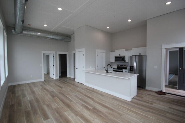 Building Photo - Beautifully remodeled 2 Bed + office apartment in Downtown Panora